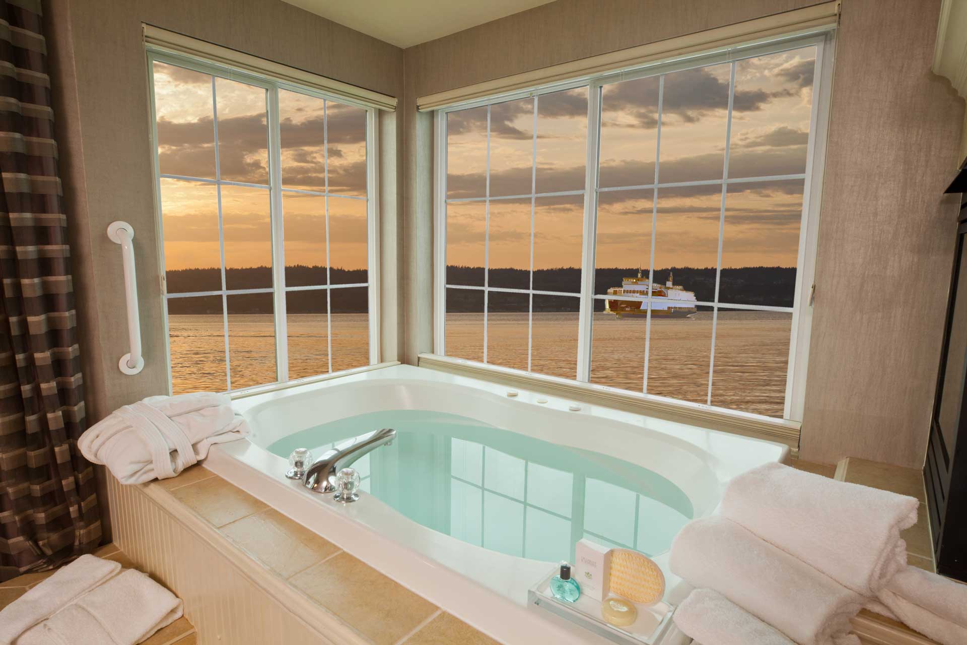 King Room with a view and jacuzzi at Silver Cloud Hotel – Mukilteo Waterfront.