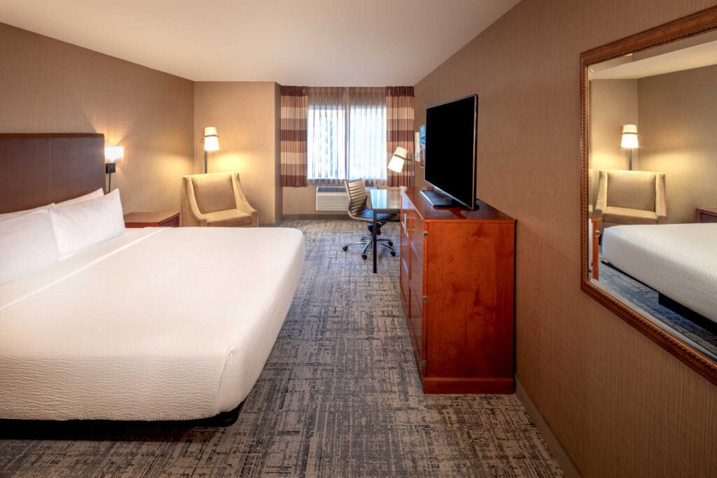 King guest room at Silver Cloud Hotel Seattle - Lake Union