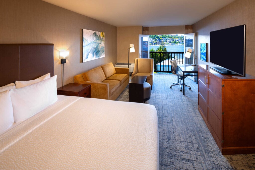 King View guest room at Silver Cloud Hotel Seattle - Lake Union