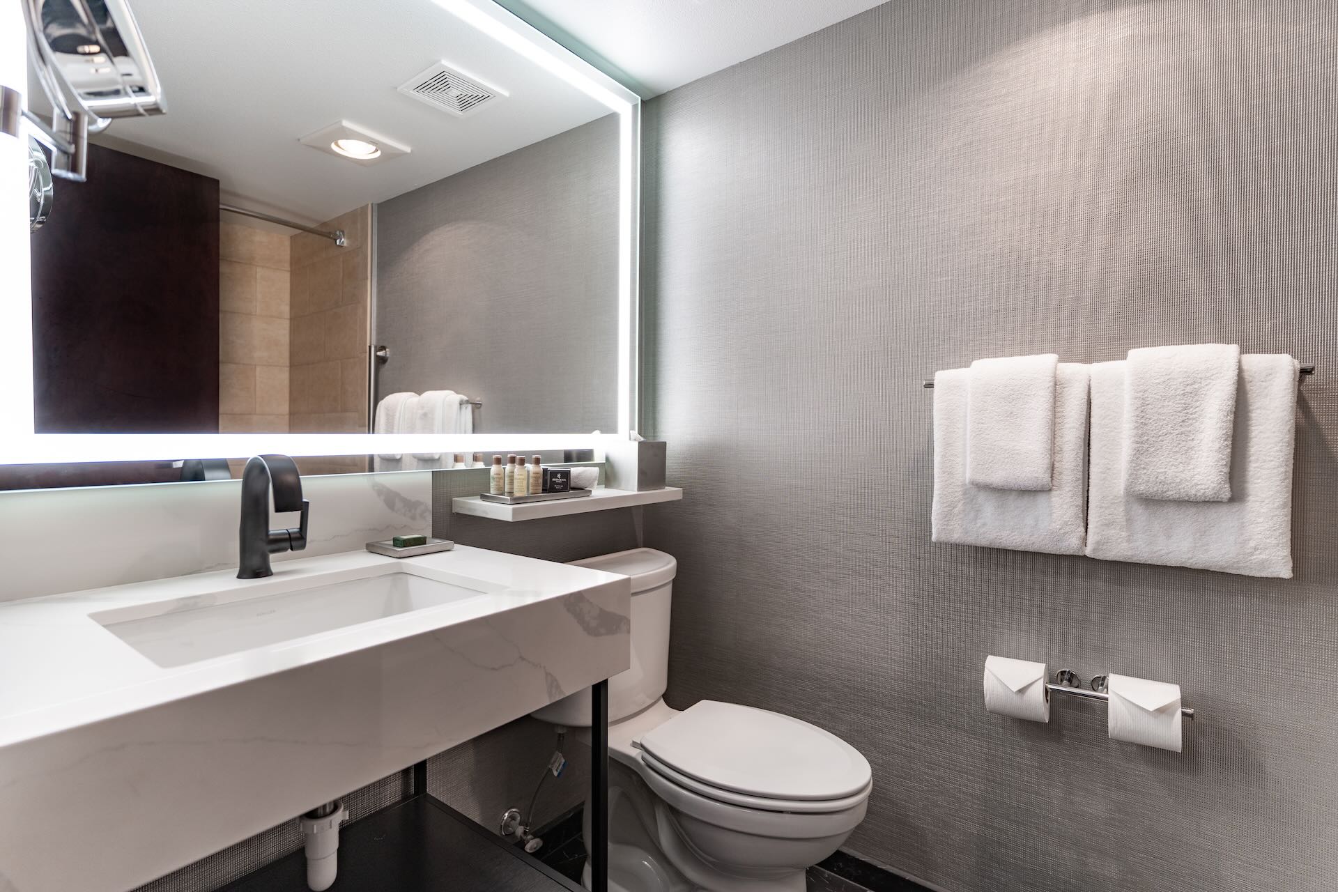 Guestroom bathroom at Silver Cloud Hotel - Seattle Broadway.