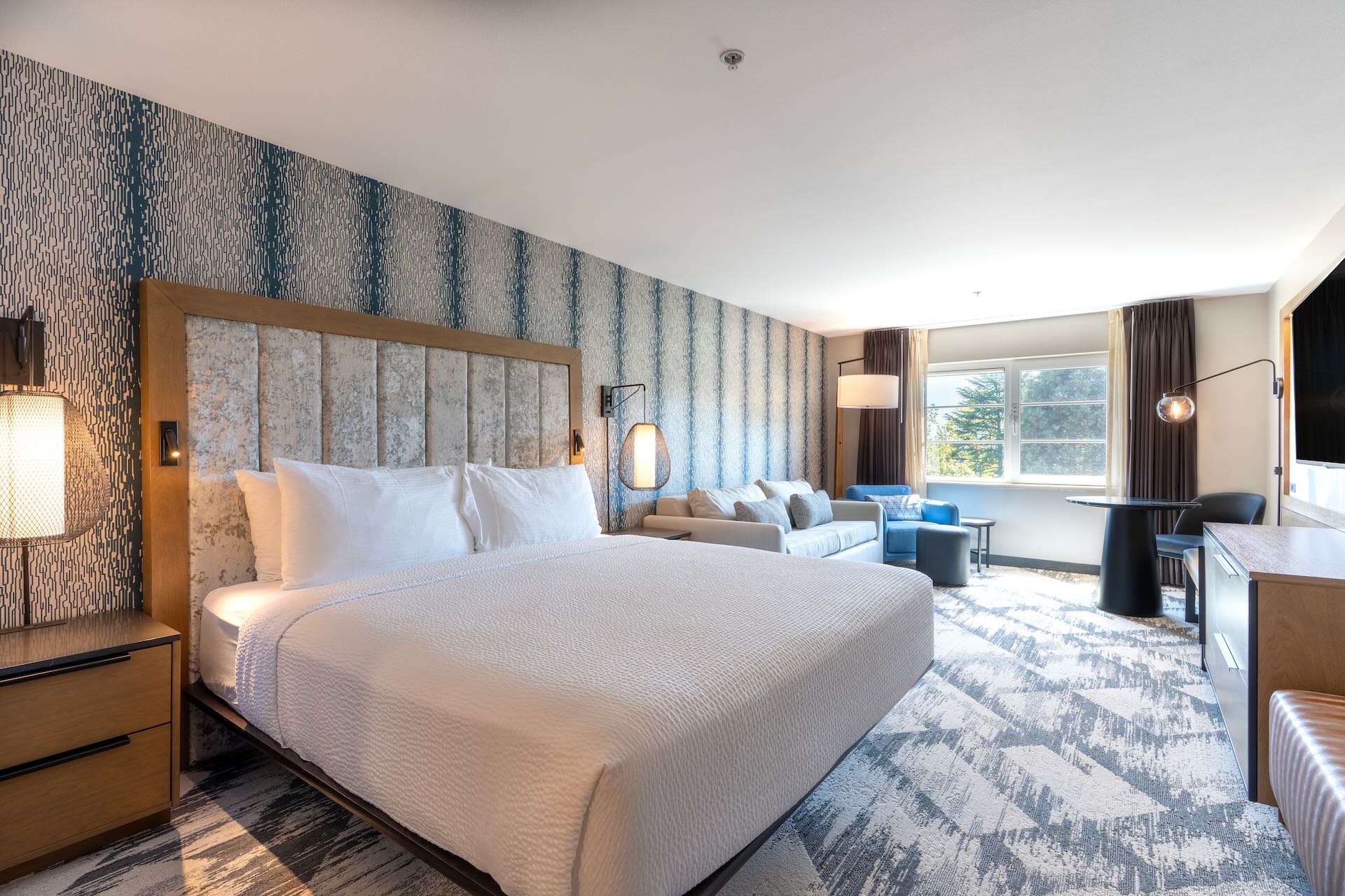 Bed in remodeled King Deluxe guestroom at Silver Cloud Hotel - Seattle Broadway.