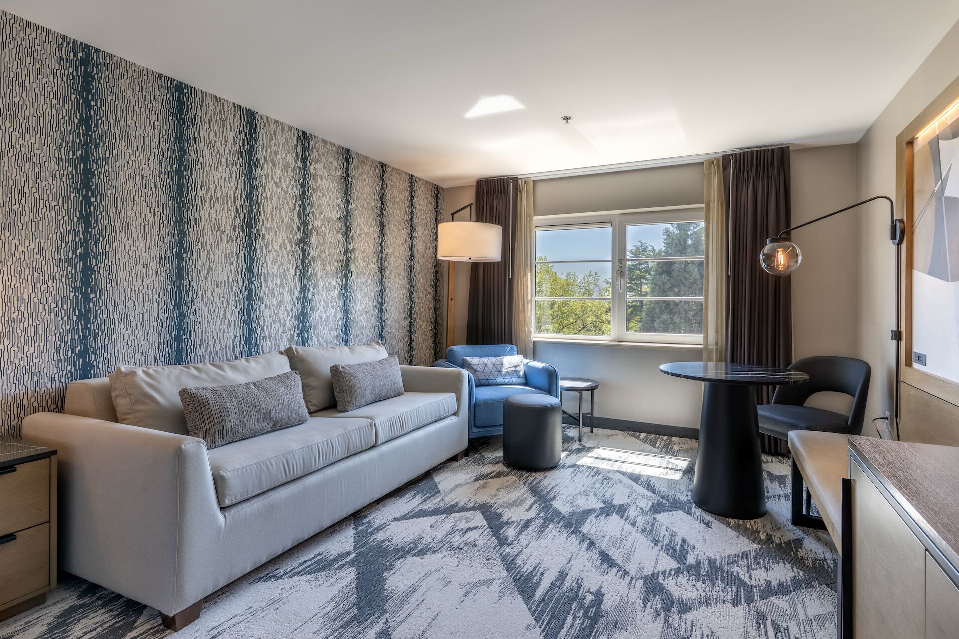Remodeled King Deluxe guestroom at Silver Cloud Hotel - Seattle Broadway.