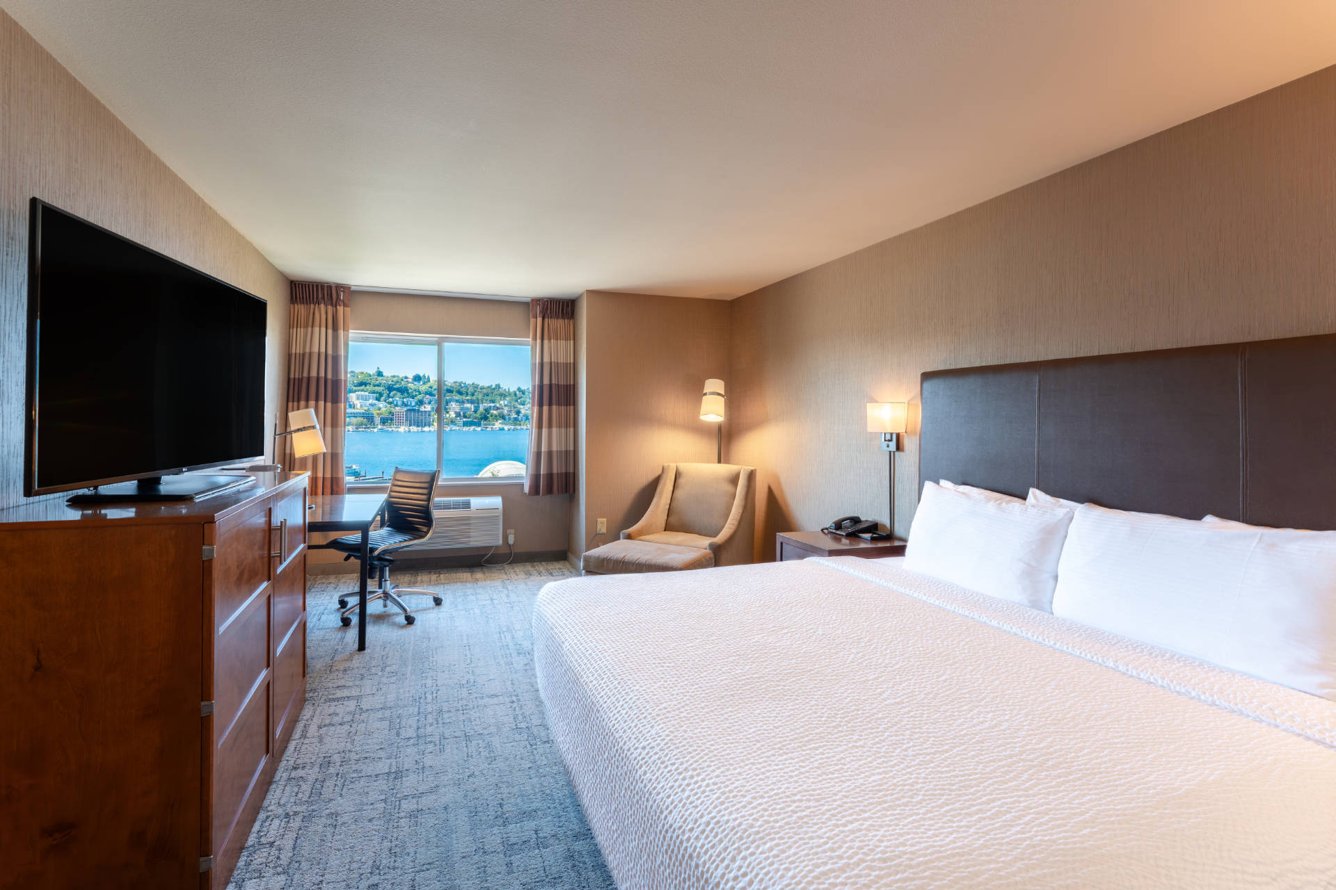 King guestroom at Silver Cloud Hotel Seattle Lake Union.
